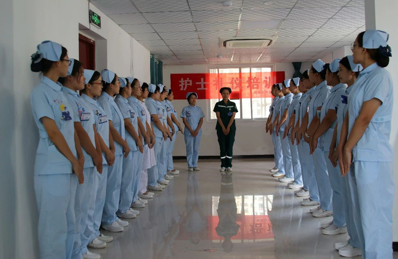 塑護士形象，展天使風采—薛城區(qū)中醫(yī)院護理部開展護理禮儀培訓(xùn)